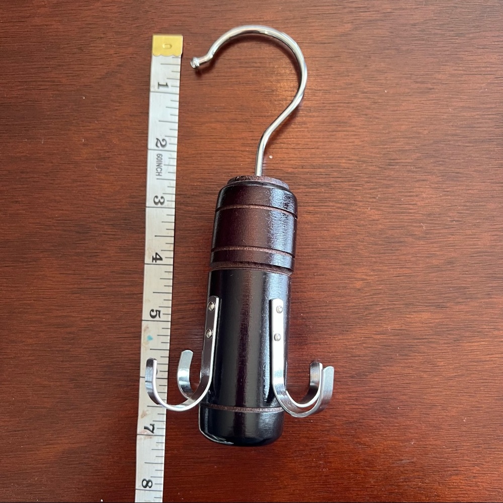 Rotating hanging belt display